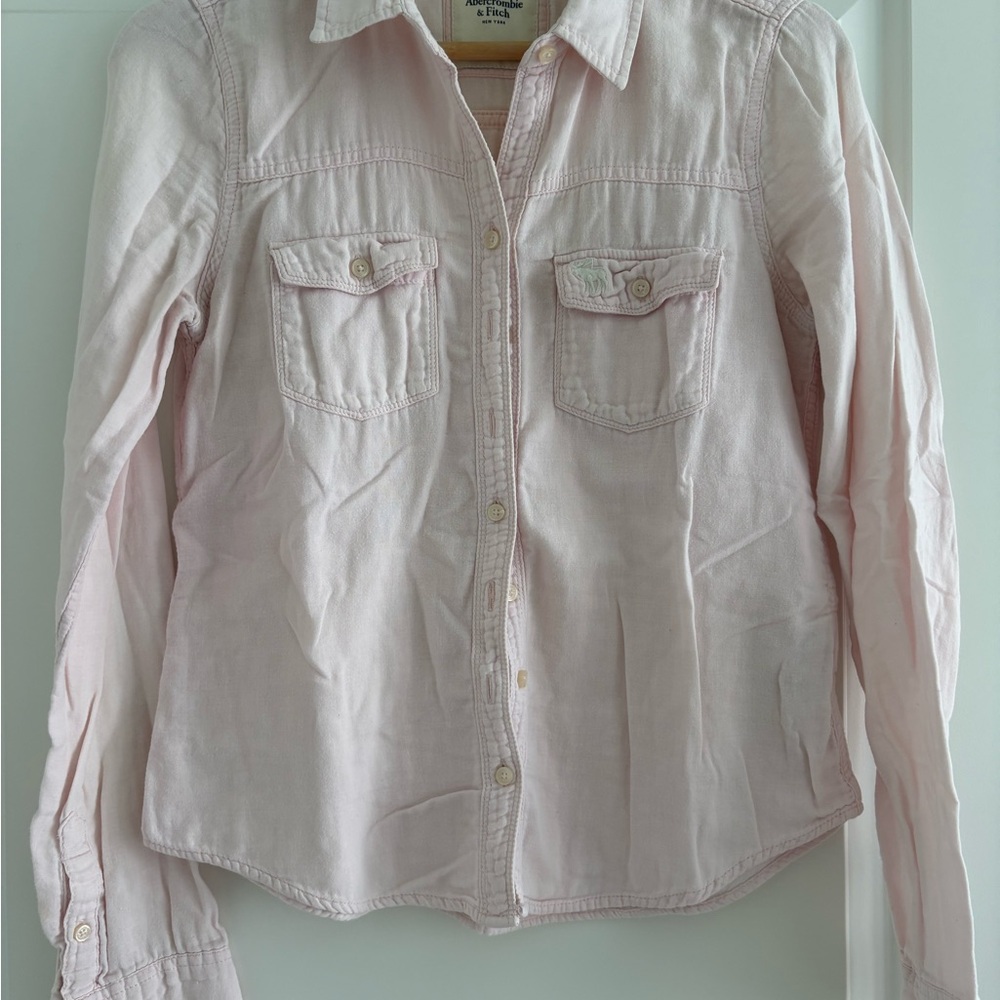 Abercrombie & Fitch Light Pink Button-Up Shirt. Alert for flows!